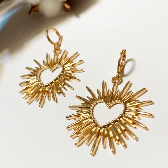 Heart shaped radiant earrings - Picture 3 of 6